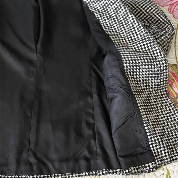 Women's Black and White Houndstooth Tailored Blazer - Picture 8 of 9